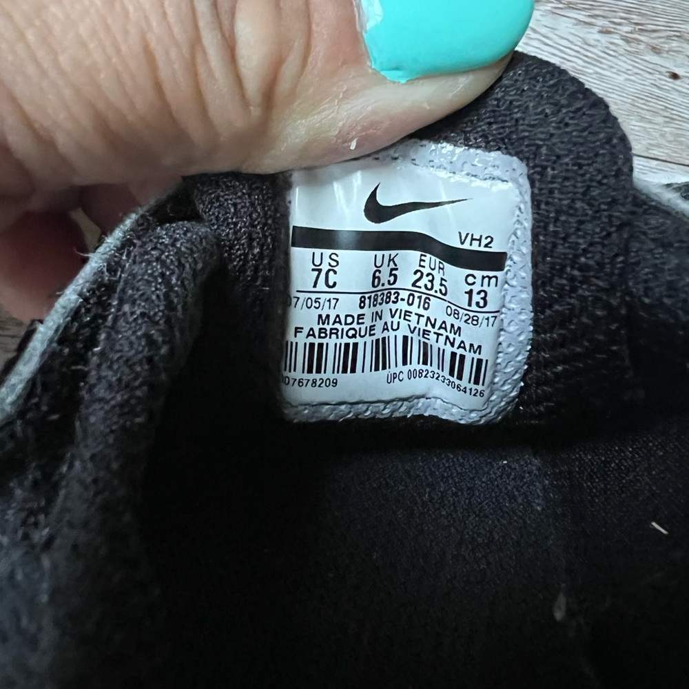 Nike Toddler Sneakers - Picture 7 of 8